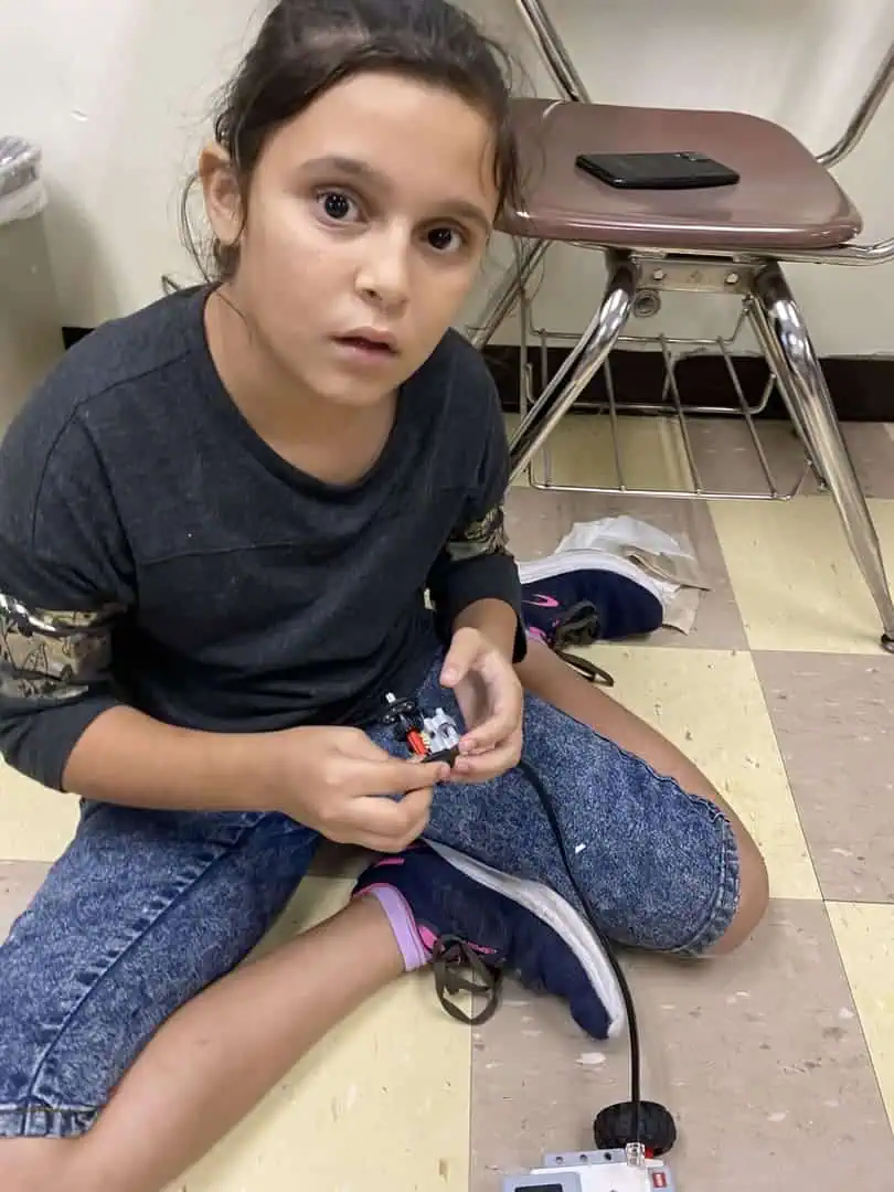 Jóvenes aprendiendo tecnología