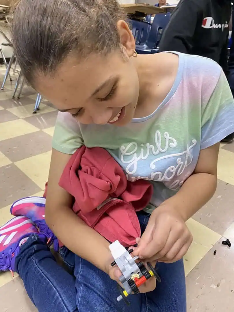 Jóvenes aprendiendo tecnología